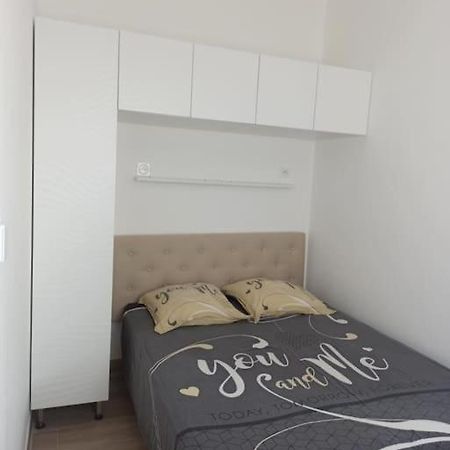 Maison, Rue Calme Dans Village Saint-Mitre-les-Remparts Bagian luar foto